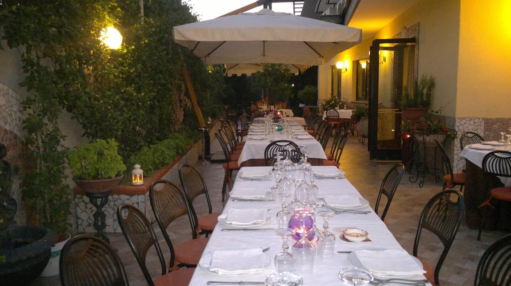 Hotel Ristorante Donato Calvizzano Exteriör bild
