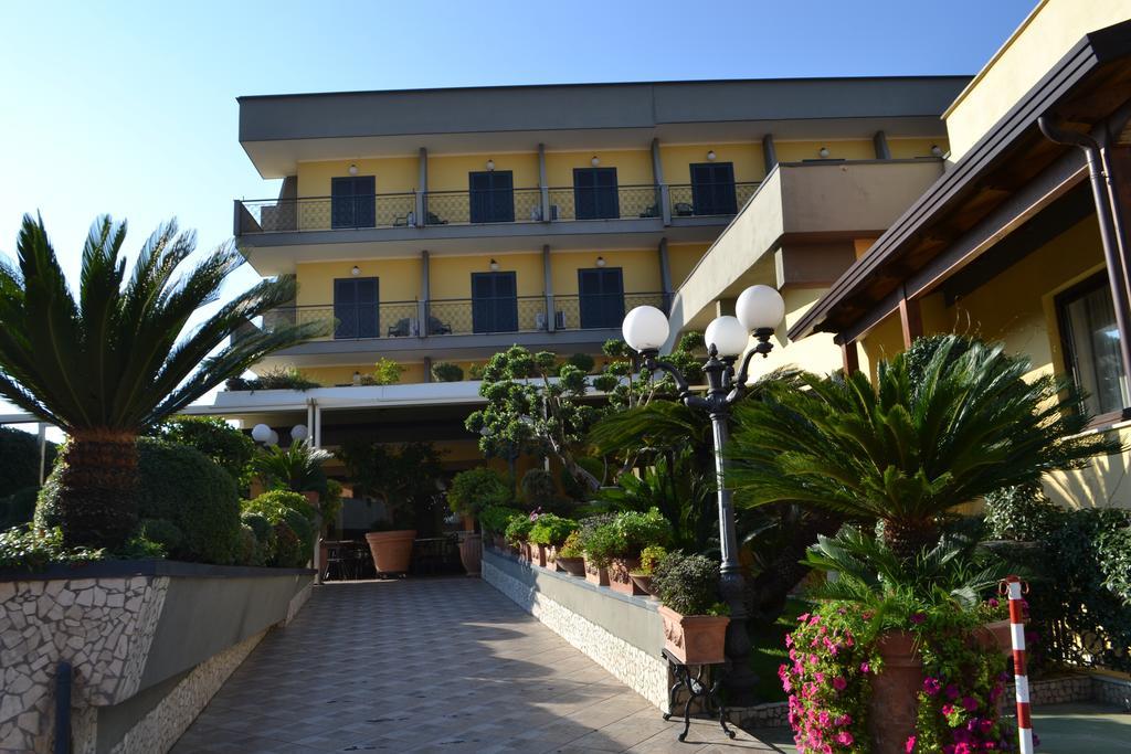 Hotel Ristorante Donato Calvizzano Exteriör bild