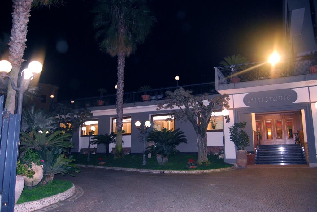 Hotel Ristorante Donato Calvizzano Exteriör bild