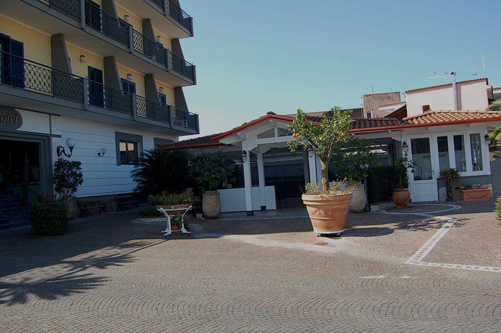 Hotel Ristorante Donato Calvizzano Exteriör bild