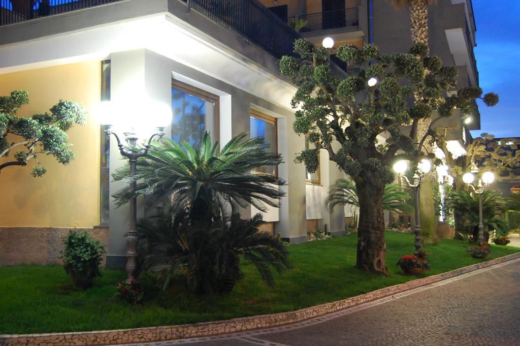 Hotel Ristorante Donato Calvizzano Exteriör bild