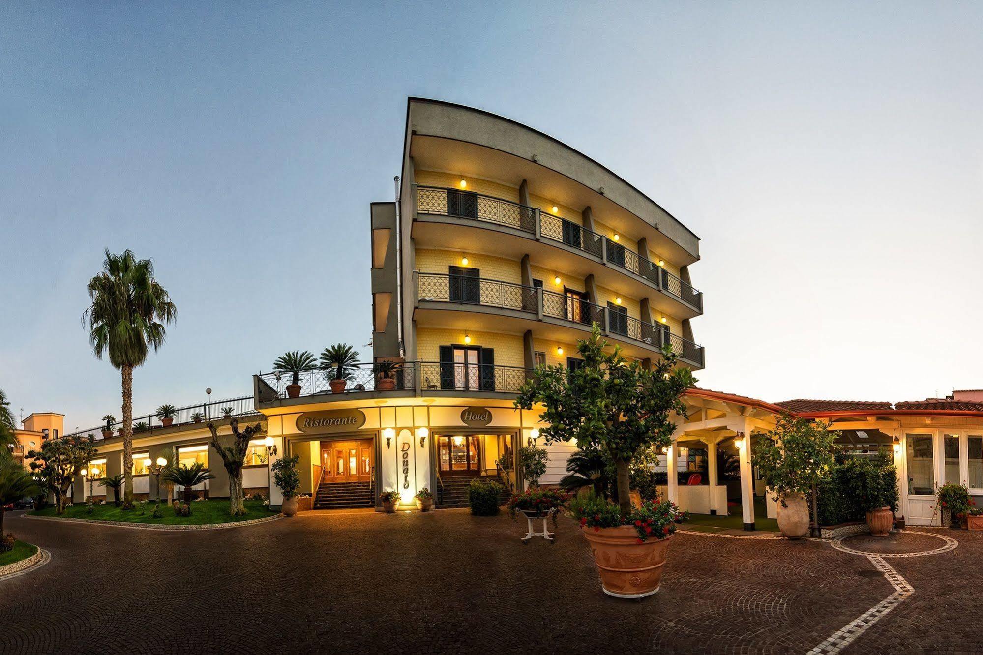 Hotel Ristorante Donato Calvizzano Exteriör bild